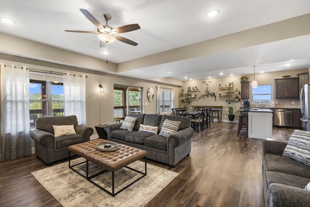 living area with dark wood-type flooring, ceiling fan, and recessed lighting