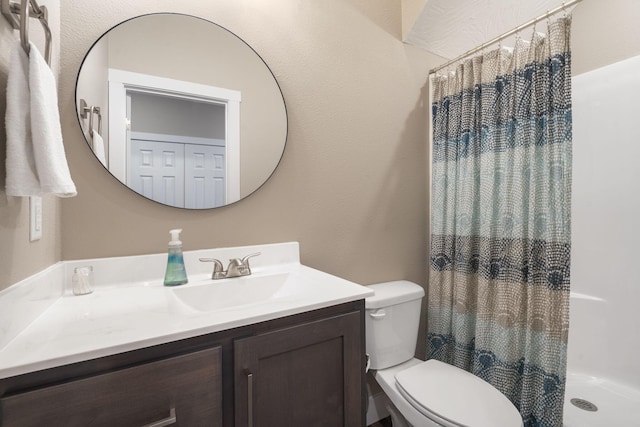 full bath with toilet, vanity, and curtained shower