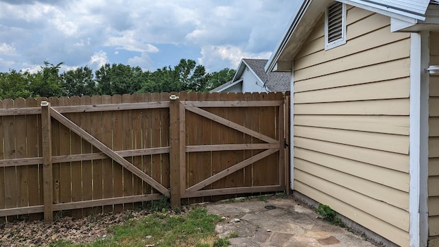 1404 6th St, Monett, MO 65708 - view of gate with fence