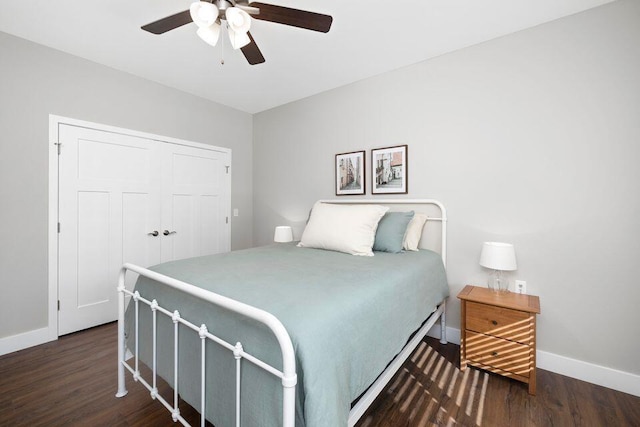 bedroom with dark wood-type flooring, ceiling fan, and a closet