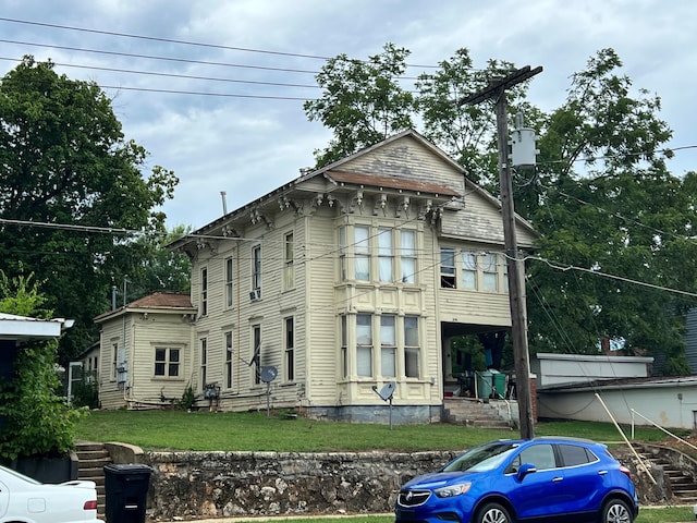 view of front of house with a front lawn