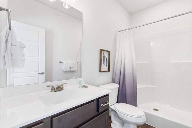 bathroom with a shower with curtain, vanity, and toilet