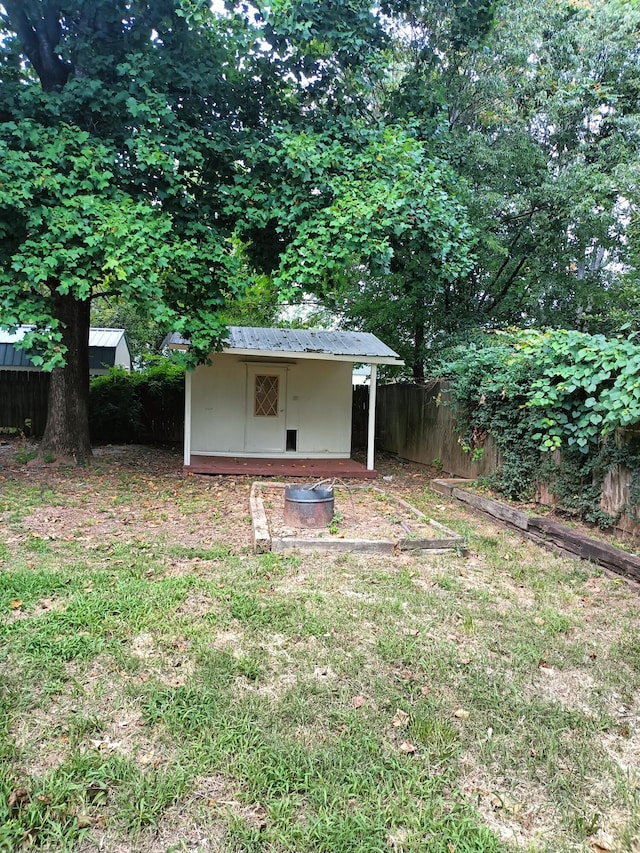 view of yard featuring a storage shed