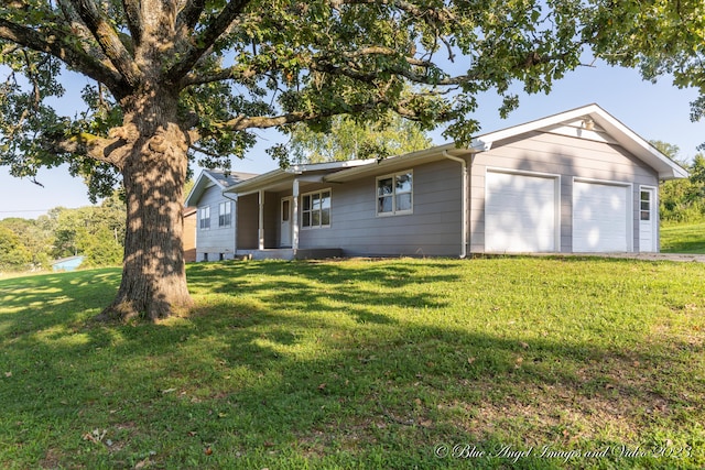 ranch-style house featuring a front lawn