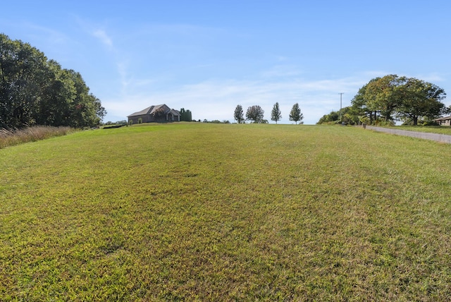 view of yard featuring a rural view