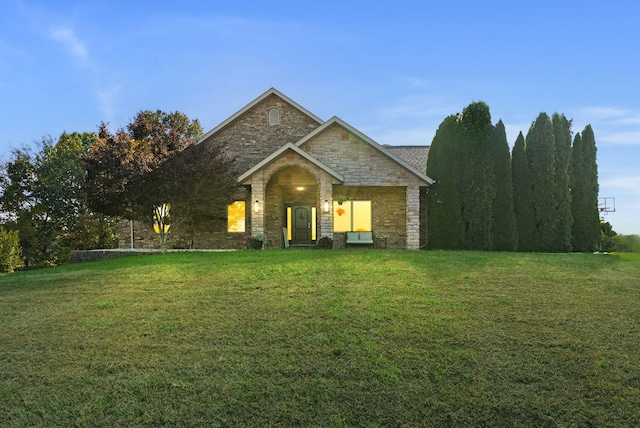 view of front of house featuring a front lawn