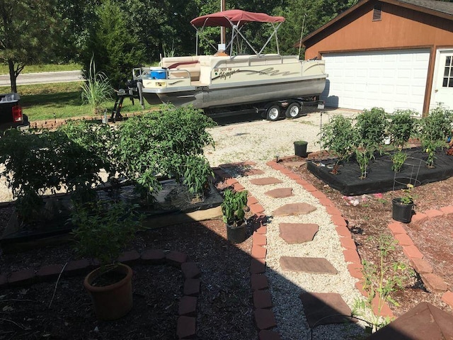 view of yard with an outdoor structure and a garage