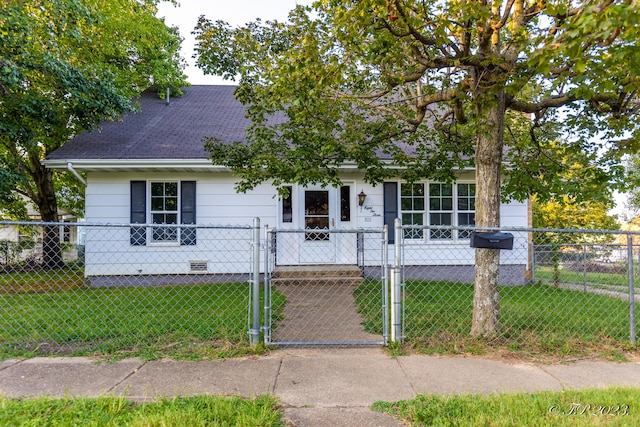 view of front of property featuring a gate, crawl space, a front lawn, and a fenced front yard