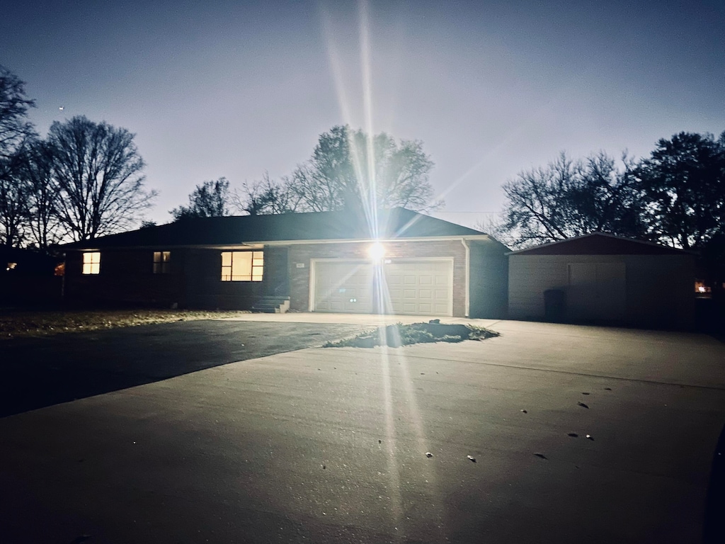 view of front facade featuring a garage