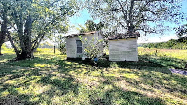 view of yard featuring a storage unit