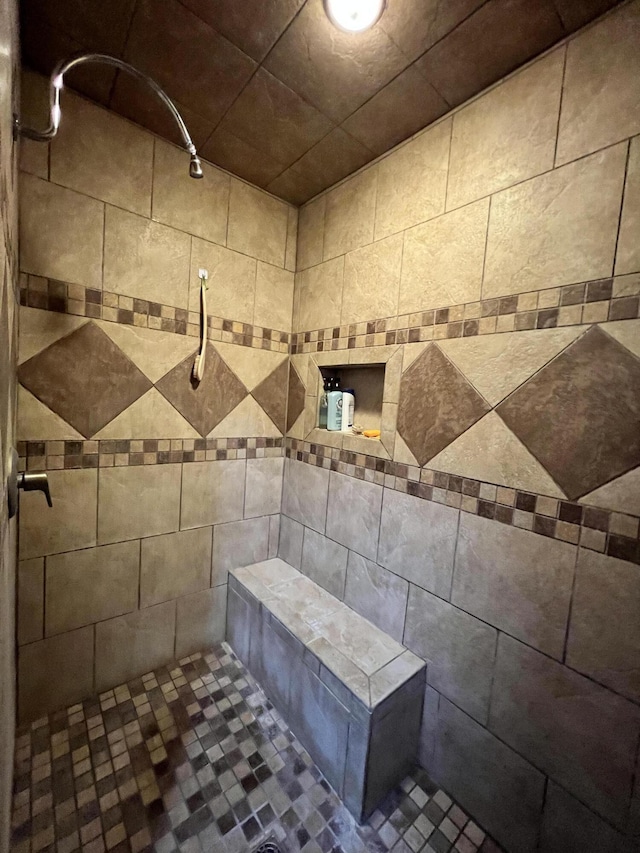 full bathroom featuring tiled shower