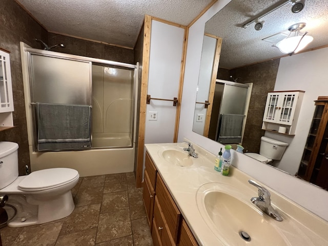 full bathroom featuring toilet, a sink, and a textured ceiling