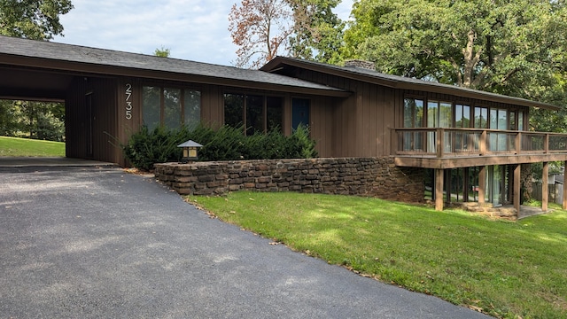 view of front of home with a carport and a front yard