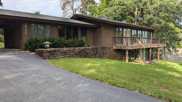 view of front facade featuring a front yard