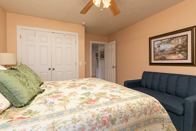 bedroom featuring a textured ceiling, ceiling fan, and a closet