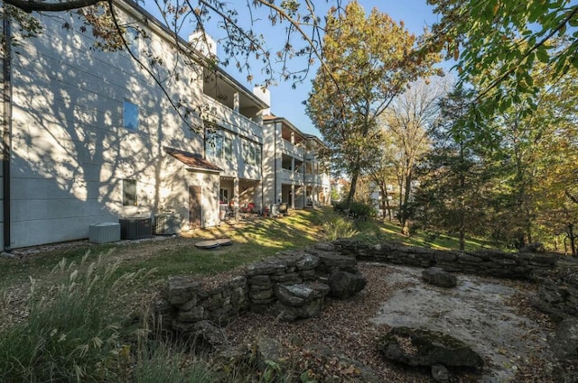 view of yard with a balcony