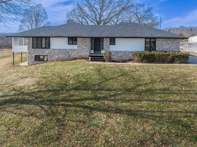 view of front facade with a front yard