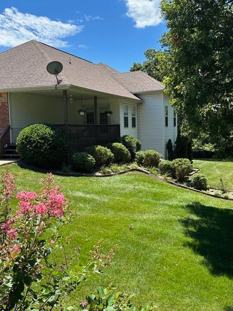 view of side of property featuring a lawn