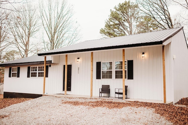 view of front facade with metal roof