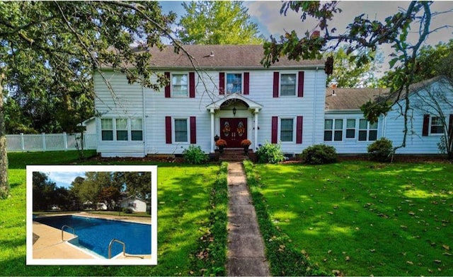 view of front facade with a front yard and fence
