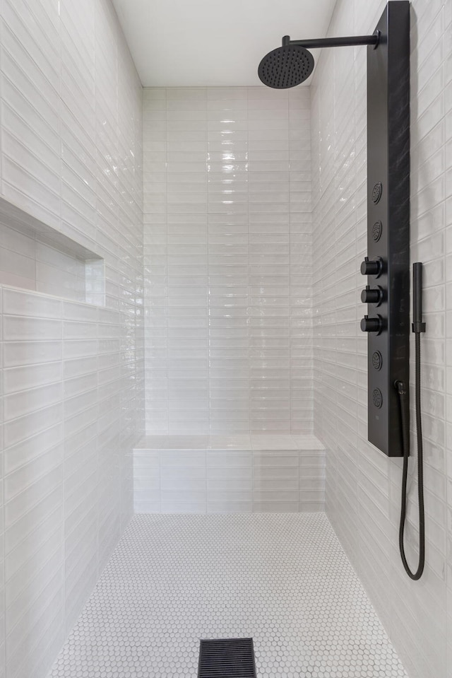 bathroom featuring tiled shower