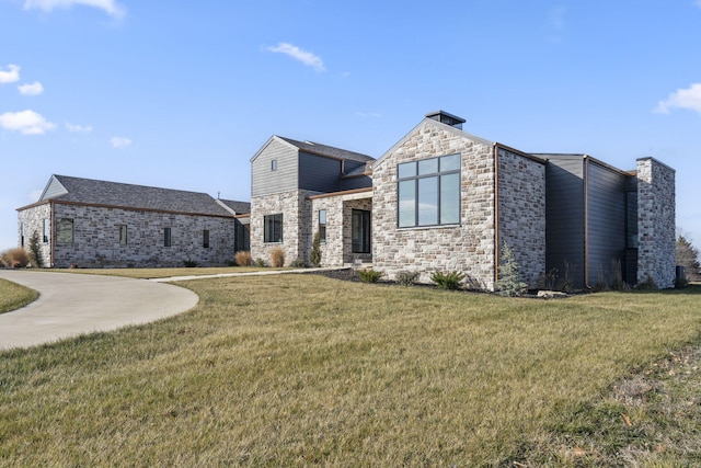 view of front facade featuring a front lawn