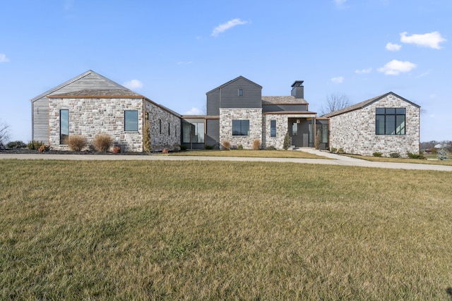 view of front of home featuring a front yard