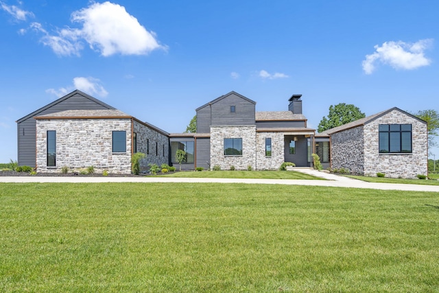 view of front of house featuring a front yard