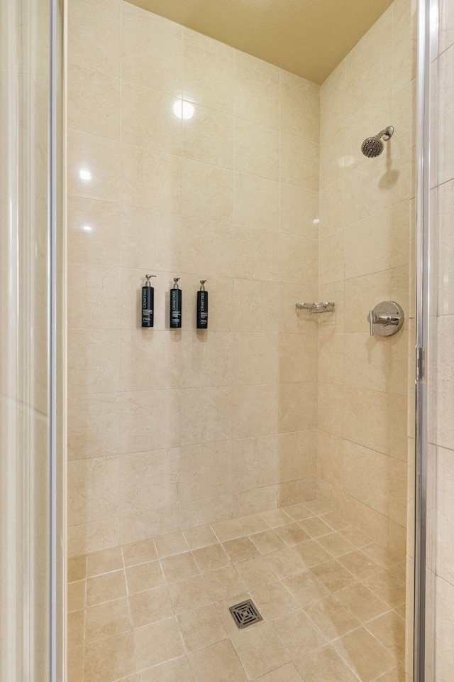 bathroom featuring a tile shower