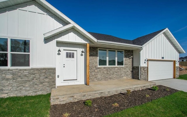 view of front facade featuring a garage