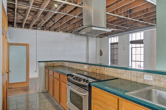 kitchen with stainless steel range with electric stovetop, sink, and tasteful backsplash