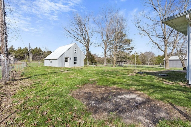 view of yard with an outbuilding