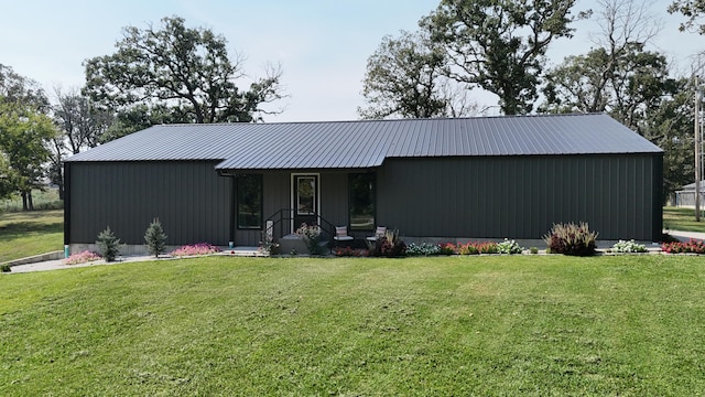 view of front facade with a front yard