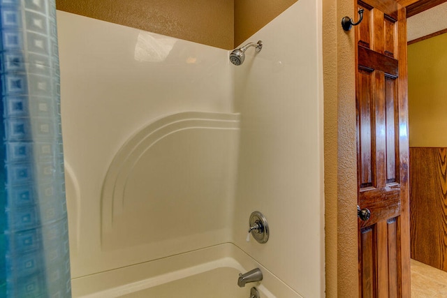 bathroom with shower / tub combo