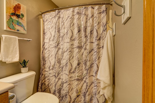 135 Upper Emerald Bay Cir Unit G-13, Hollister, MO 65672 - bathroom with toilet, a shower with curtain, a textured wall, and vanity