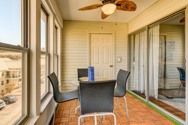 sunroom with ceiling fan