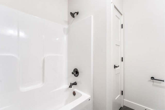 bathroom with bathtub / shower combination