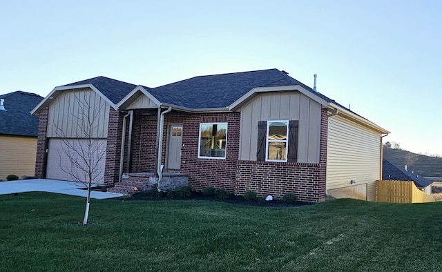 view of front of property with a front yard