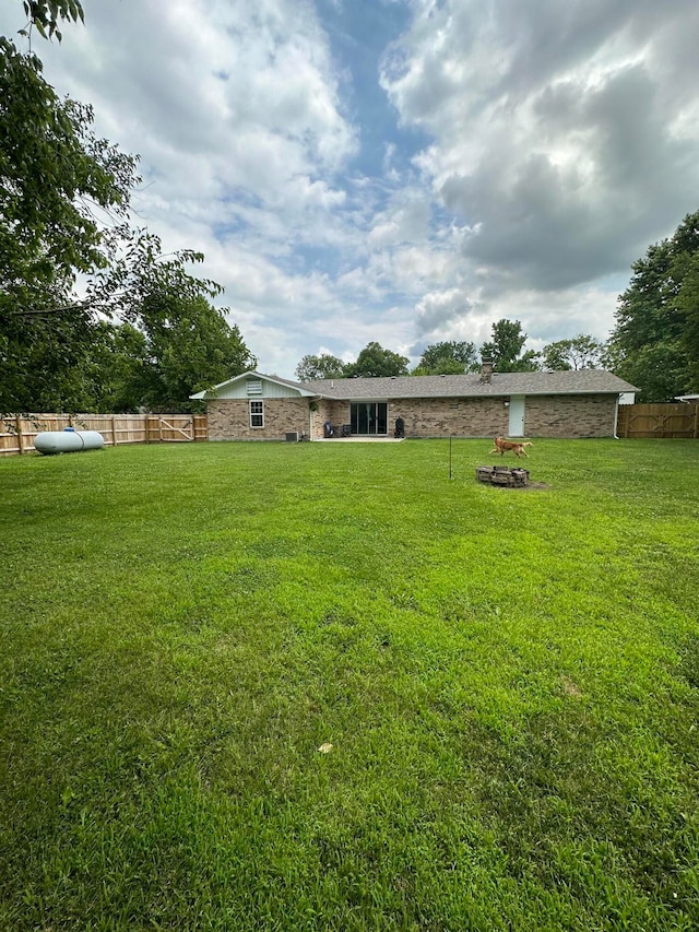 view of yard featuring an outdoor fire pit