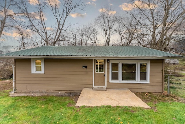 512 N 9th St, Thayer, MO 65791 - view of front of property featuring a front lawn, fence, and metal roof