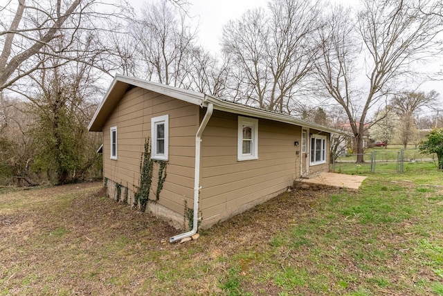 view of side of property featuring a lawn