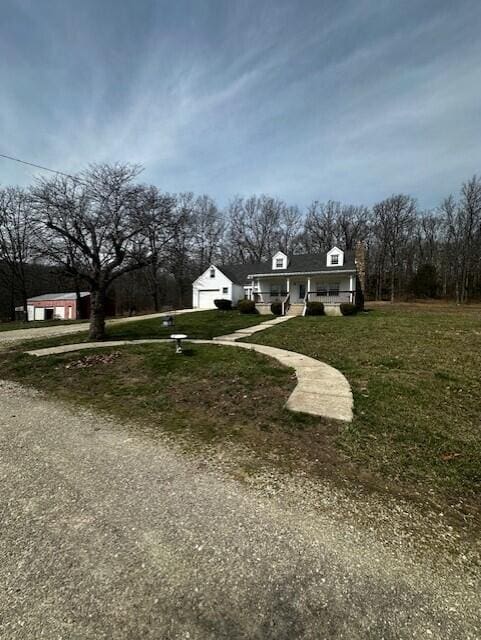 view of yard with a garage and dirt driveway