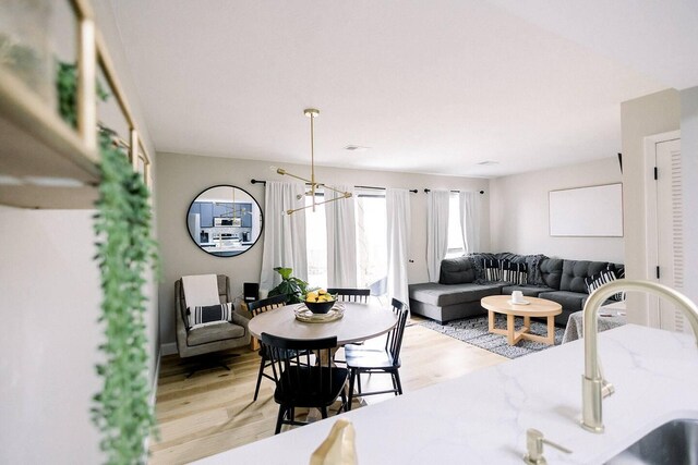 living area with a chandelier and light wood-style floors
