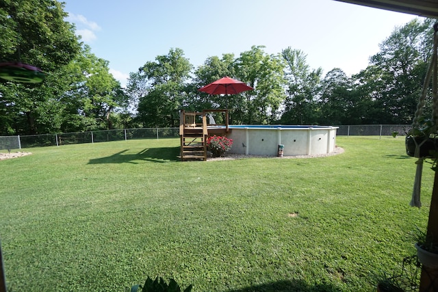 view of yard featuring a fenced in pool