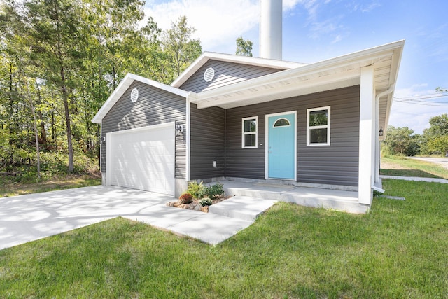 view of front of house featuring a front lawn and a garage