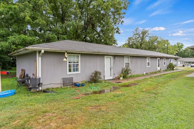 back of house featuring a lawn