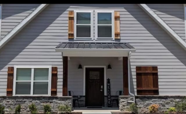 property entrance featuring covered porch