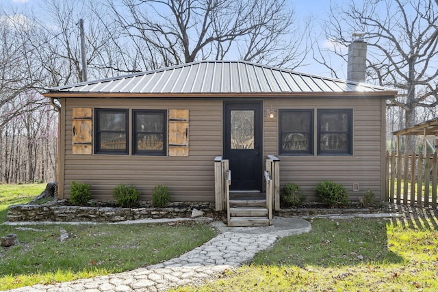 view of front of house featuring a front yard