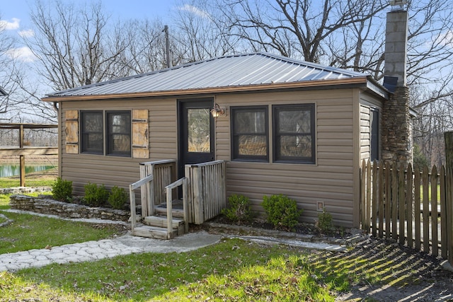 view of front facade with a front yard