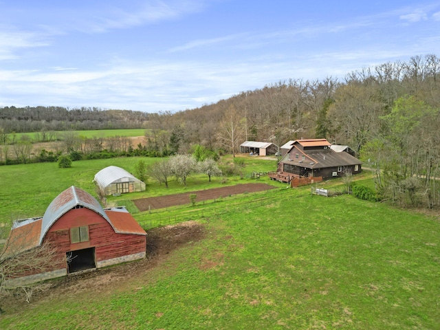 view of yard featuring a rural view and an outbuilding